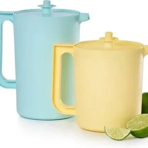 Tupperware Heritage Collection 1.5 Qt and 2.1 Qt Vintage Pitcher Set